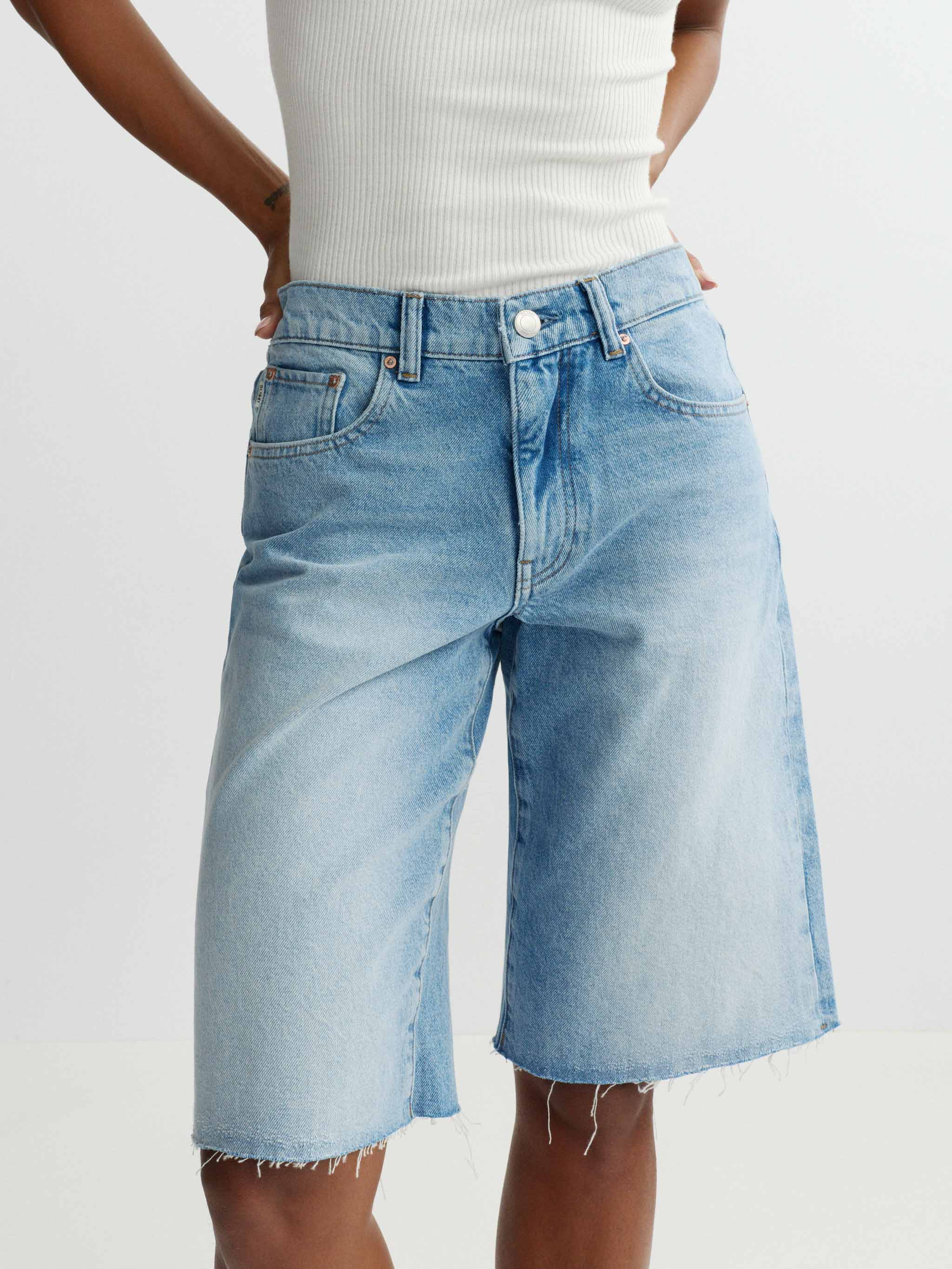 Abby Relaxed Jean Short Low Rise - Image 4